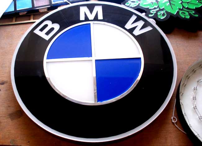 寶馬汽車發(fā)光標(biāo)識